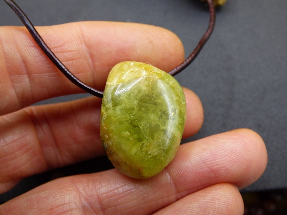 Granat grün (Grossular) - Edelstein Kette HIPPIE GOA Boho Ethno Natur Heilstein Rarität Kristalle Schmuck Anhänger Natur Stein Geschenk - Art of Nature Berlin