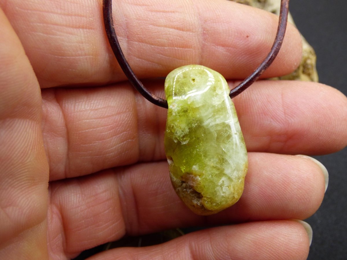 Granat grün (Grossular) - Edelstein Kette HIPPIE GOA Boho Ethno Natur Heilstein Rarität Kristalle Schmuck Anhänger Natur Stein Geschenk - Art of Nature Berlin