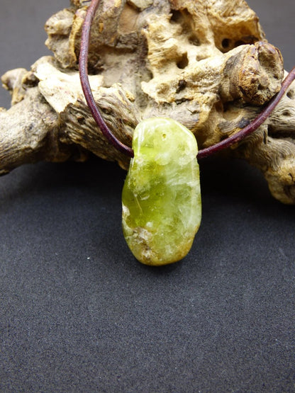 Granat grün (Grossular) - Edelstein Kette HIPPIE GOA Boho Ethno Natur Heilstein Rarität Kristalle Schmuck Anhänger Natur Stein Geschenk - Art of Nature Berlin