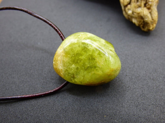 Granat grün (Grossular) - Edelstein Kette HIPPIE GOA Boho Ethno Natur Heilstein Rarität Kristalle Schmuck Anhänger Natur Stein Geschenk - Art of Nature Berlin