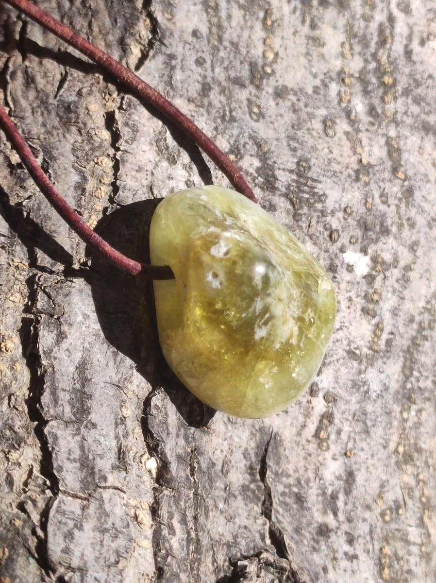 Granat grün (Grossular) - Edelstein Kette HIPPIE GOA Boho Ethno Natur Heilstein Rarität Kristalle Schmuck Anhänger Natur Stein Geschenk - Art of Nature Berlin