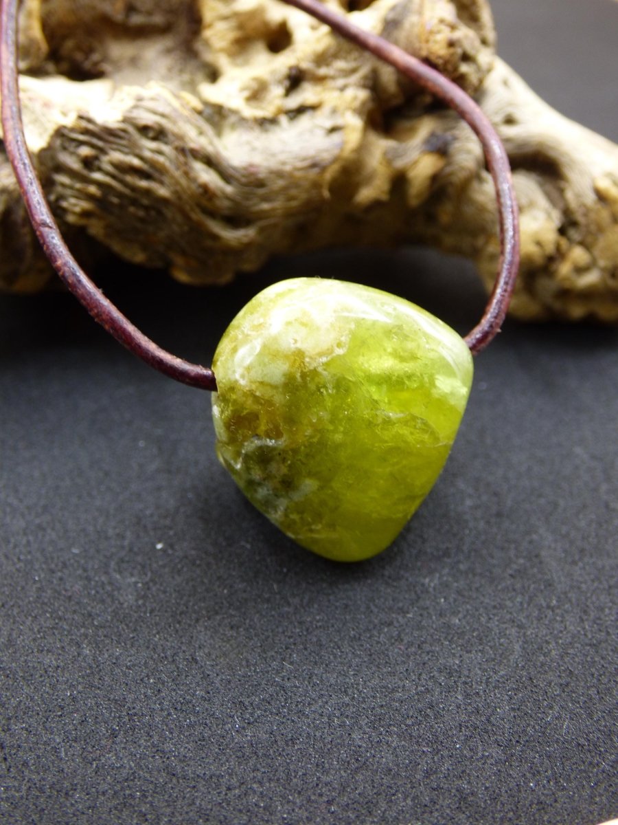 Granat grün (Grossular) - Edelstein Kette HIPPIE GOA Boho Ethno Natur Heilstein Rarität Kristalle Schmuck Anhänger Natur Stein Geschenk - Art of Nature Berlin