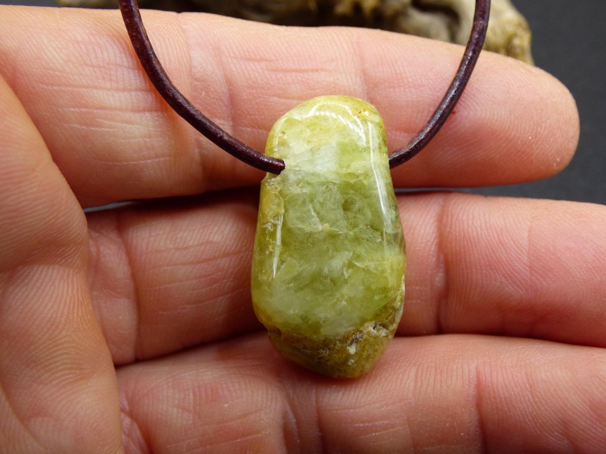 Granat grün (Grossular) - Edelstein Kette HIPPIE GOA Boho Ethno Natur Heilstein Rarität Kristalle Schmuck Anhänger Natur Stein Geschenk - Art of Nature Berlin