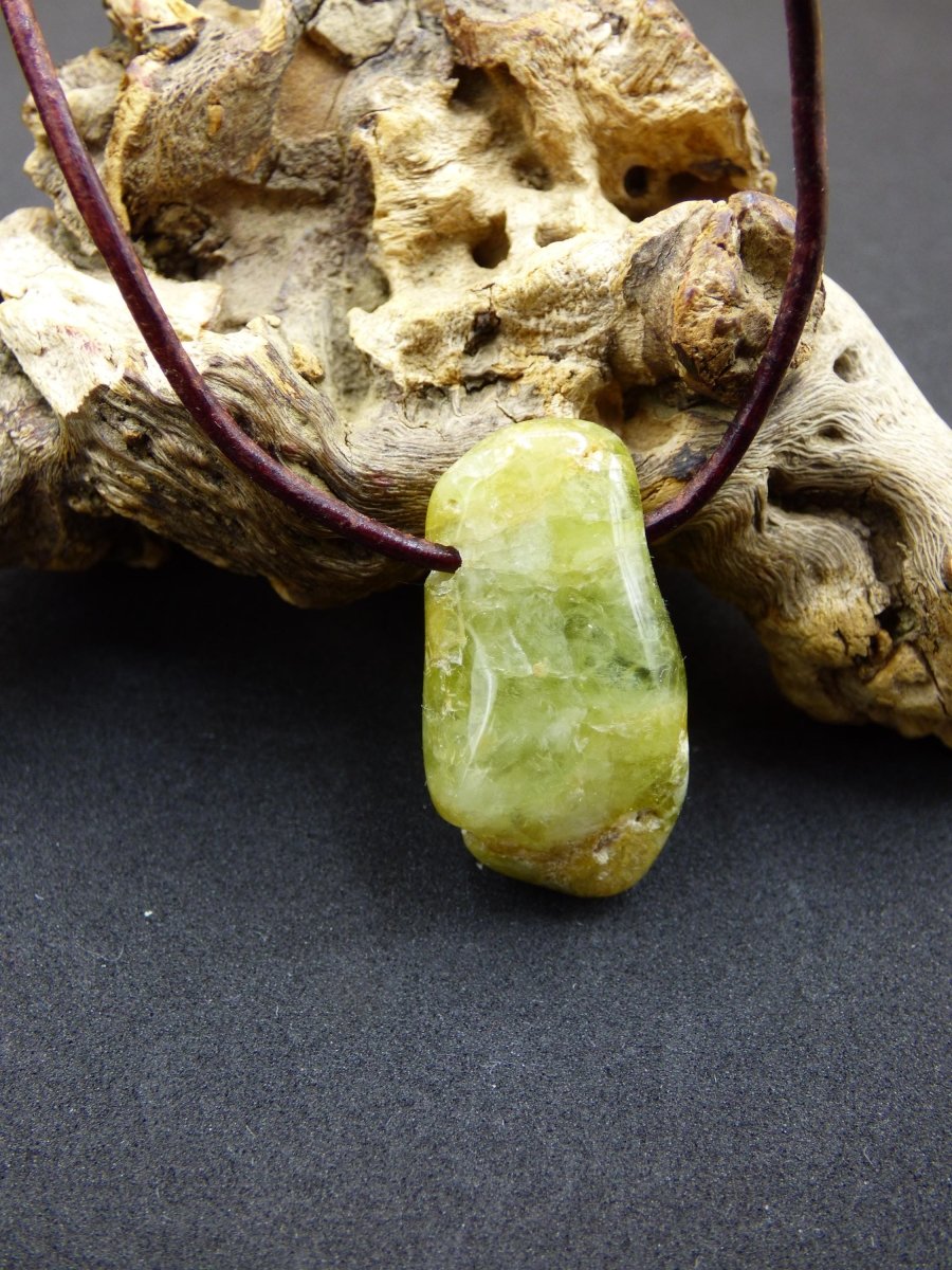Granat grün (Grossular) - Edelstein Kette HIPPIE GOA Boho Ethno Natur Heilstein Rarität Kristalle Schmuck Anhänger Natur Stein Geschenk - Art of Nature Berlin