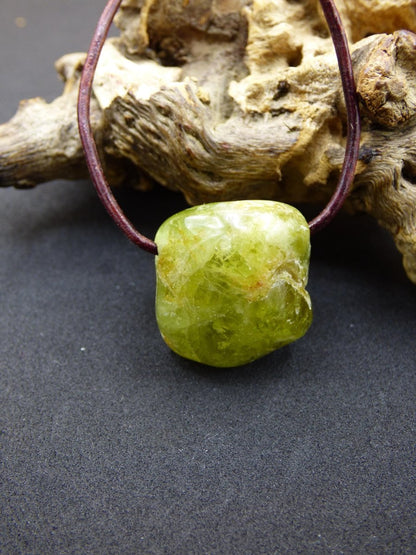 Granat grün (Grossular) - Edelstein Kette HIPPIE GOA Boho Ethno Natur Heilstein Rarität Kristalle Schmuck Anhänger Natur Stein Geschenk - Art of Nature Berlin