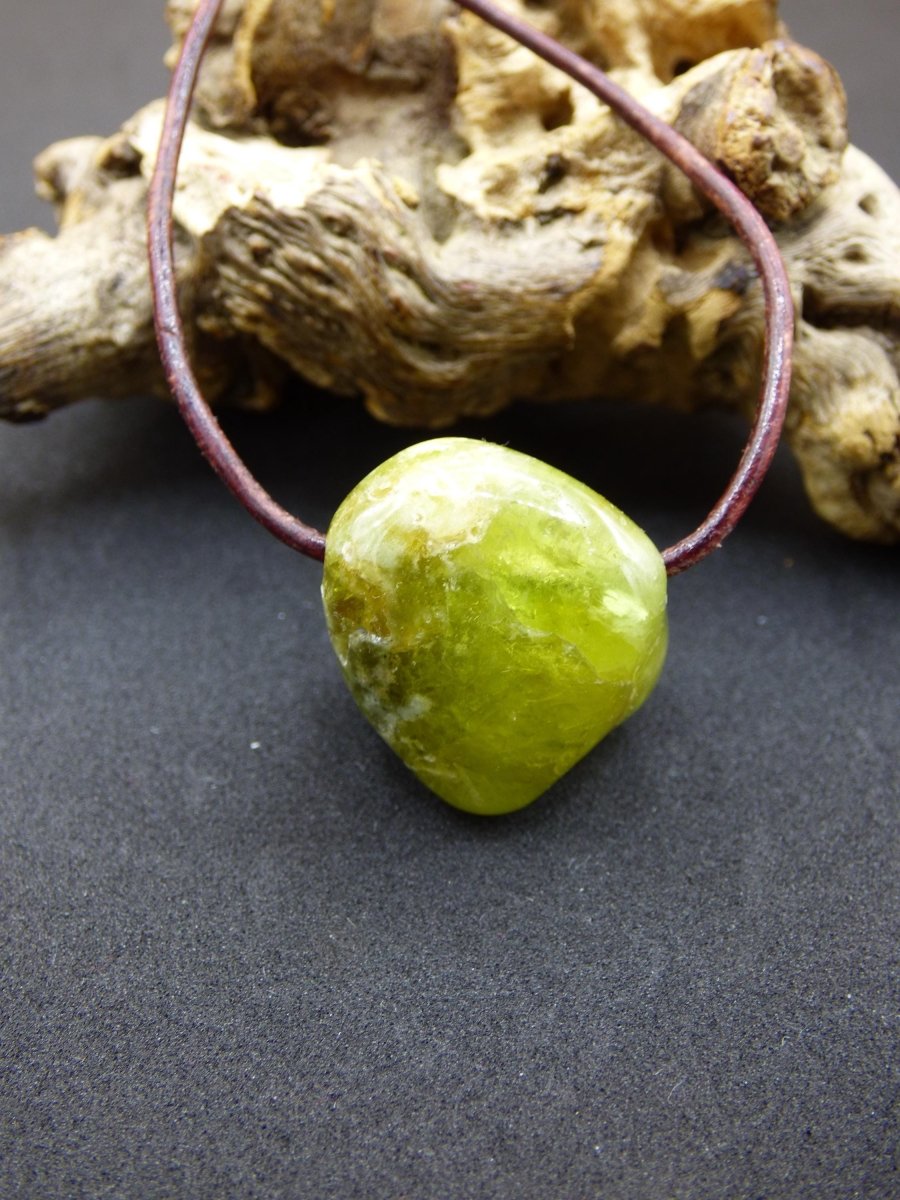 Granat grün (Grossular) - Edelstein Kette HIPPIE GOA Boho Ethno Natur Heilstein Rarität Kristalle Schmuck Anhänger Natur Stein Geschenk - Art of Nature Berlin