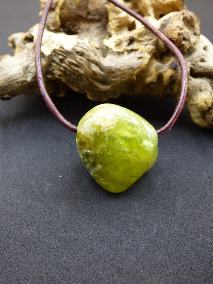 Granat grün (Grossular) - Edelstein Kette HIPPIE GOA Boho Ethno Natur Heilstein Rarität Kristalle Schmuck Anhänger Natur Stein Geschenk - Art of Nature Berlin