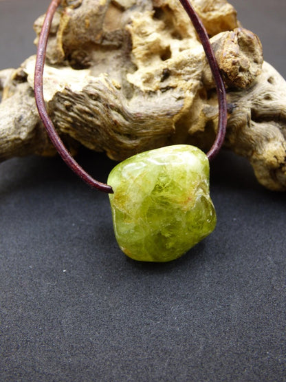 Granat grün (Grossular) - Edelstein Kette HIPPIE GOA Boho Ethno Natur Heilstein Rarität Kristalle Schmuck Anhänger Natur Stein Geschenk - Art of Nature Berlin