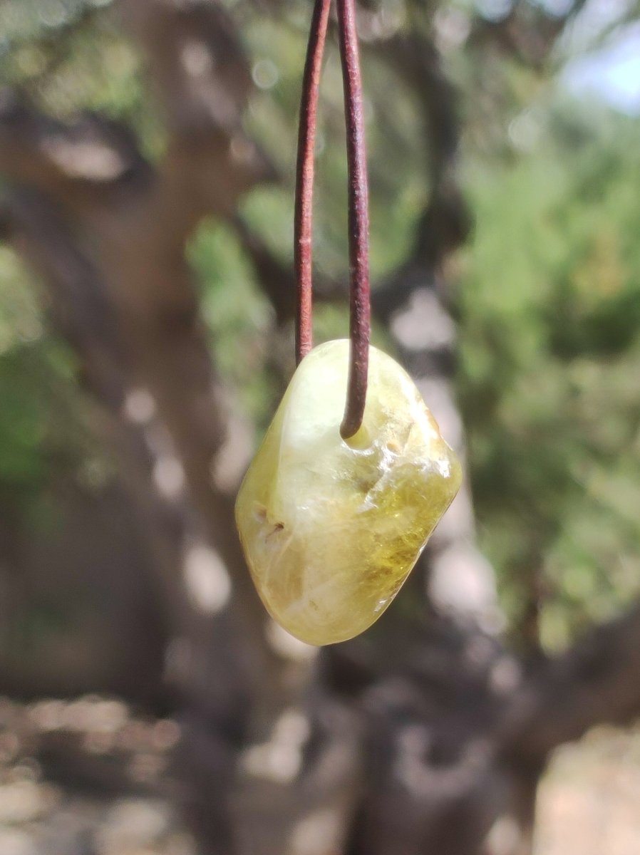 Granat grün (Grossular) - Edelstein Kette HIPPIE GOA Boho Ethno Natur Heilstein Rarität Kristalle Schmuck Anhänger Natur Stein Geschenk - Art of Nature Berlin