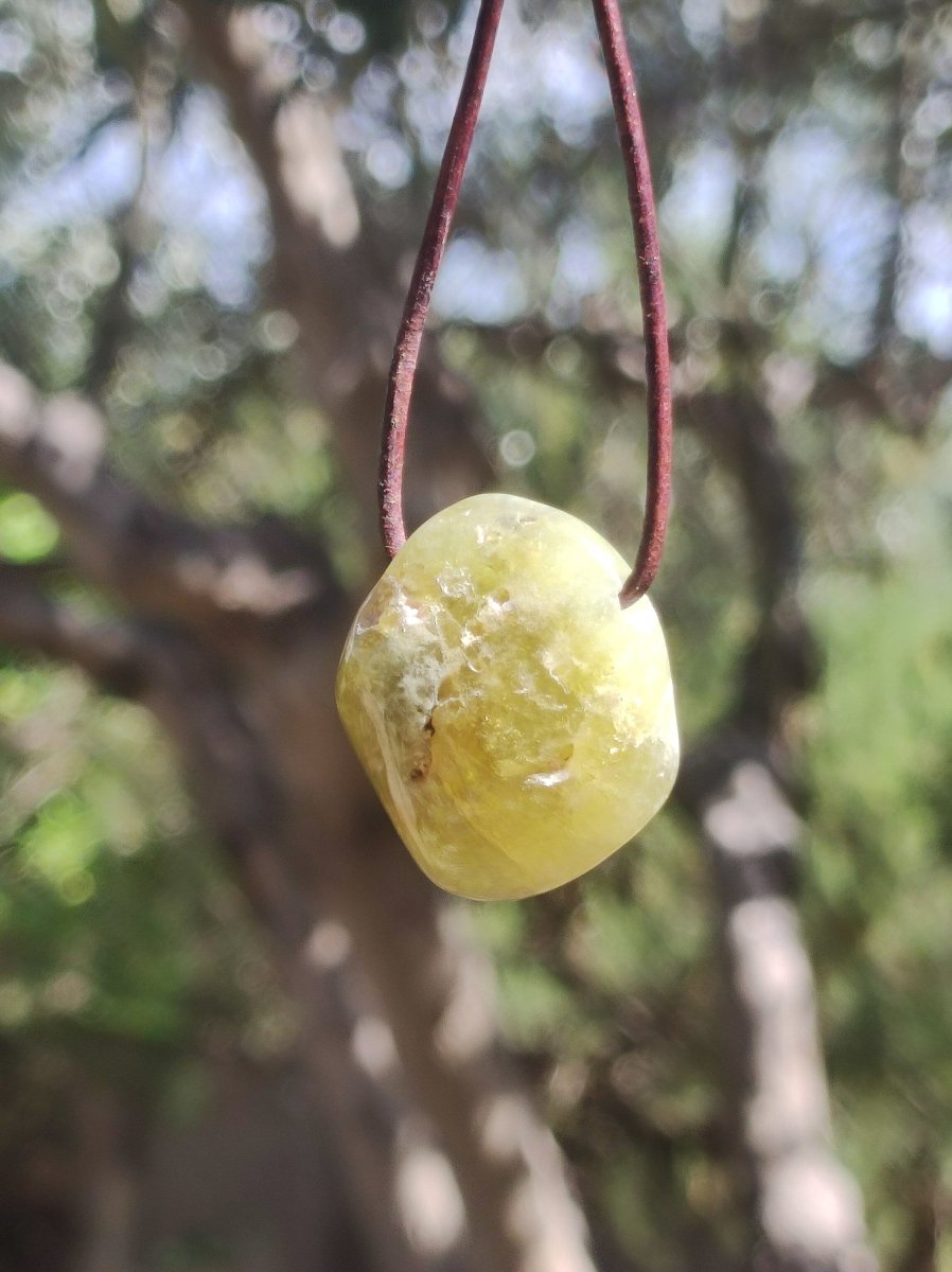 Granat grün (Grossular) - Edelstein Kette HIPPIE GOA Boho Ethno Natur Heilstein Rarität Kristalle Schmuck Anhänger Natur Stein Geschenk - Art of Nature Berlin