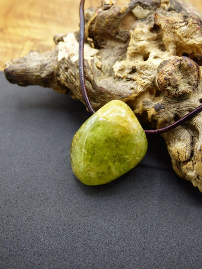 Granat grün (Grossular) - Edelstein Kette HIPPIE GOA Boho Ethno Natur Heilstein Rarität Kristalle Schmuck Anhänger Natur Stein Geschenk - Art of Nature Berlin