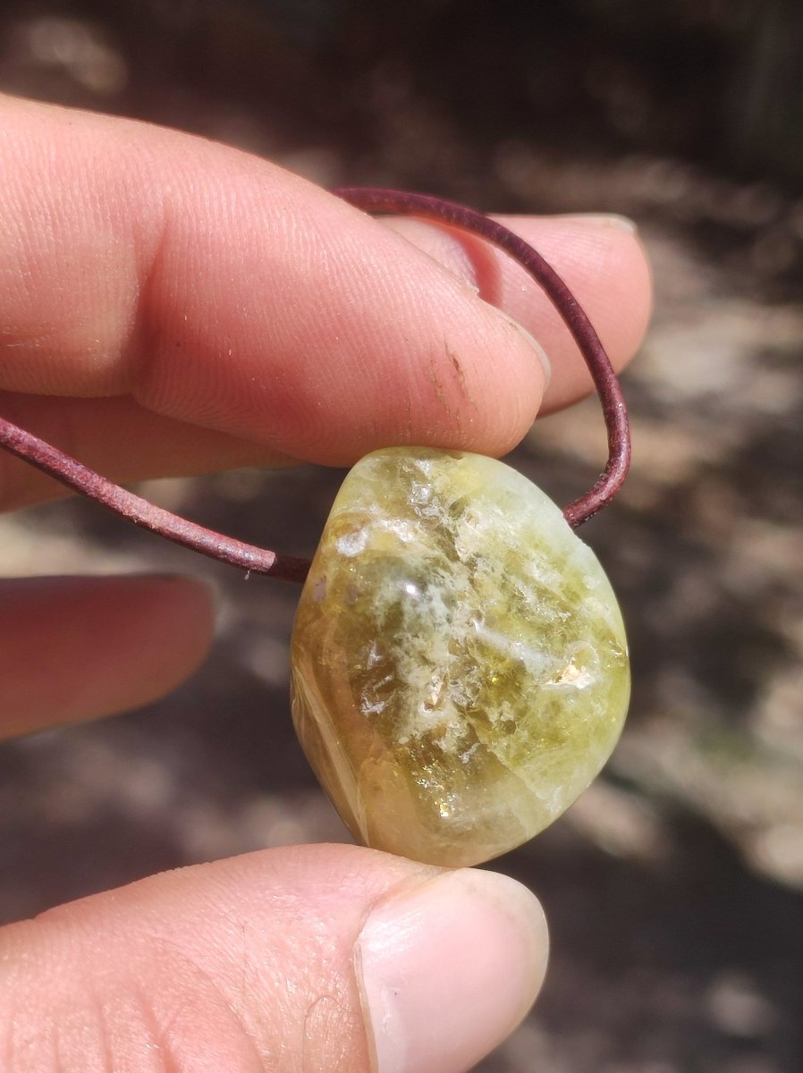 Granat grün (Grossular) - Edelstein Kette HIPPIE GOA Boho Ethno Natur Heilstein Rarität Kristalle Schmuck Anhänger Natur Stein Geschenk - Art of Nature Berlin