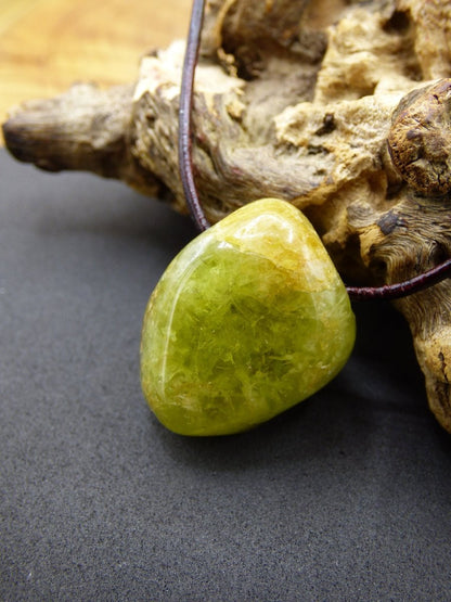 Granat grün (Grossular) - Edelstein Kette HIPPIE GOA Boho Ethno Natur Heilstein Rarität Kristalle Schmuck Anhänger Natur Stein Geschenk - Art of Nature Berlin