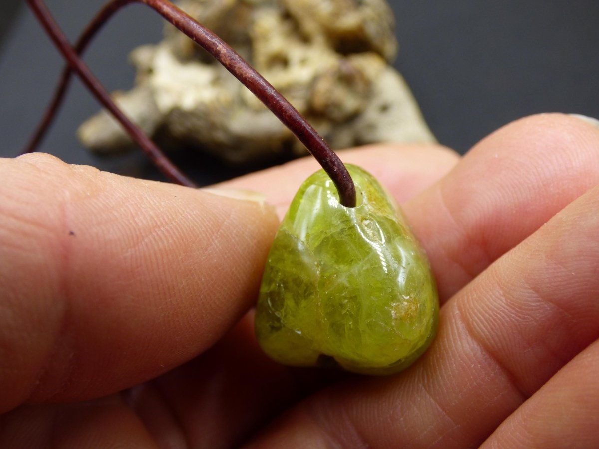 Granat grün (Grossular) - Edelstein Kette HIPPIE GOA Boho Ethno Natur Heilstein Rarität Kristalle Schmuck Anhänger Natur Stein Geschenk - Art of Nature Berlin