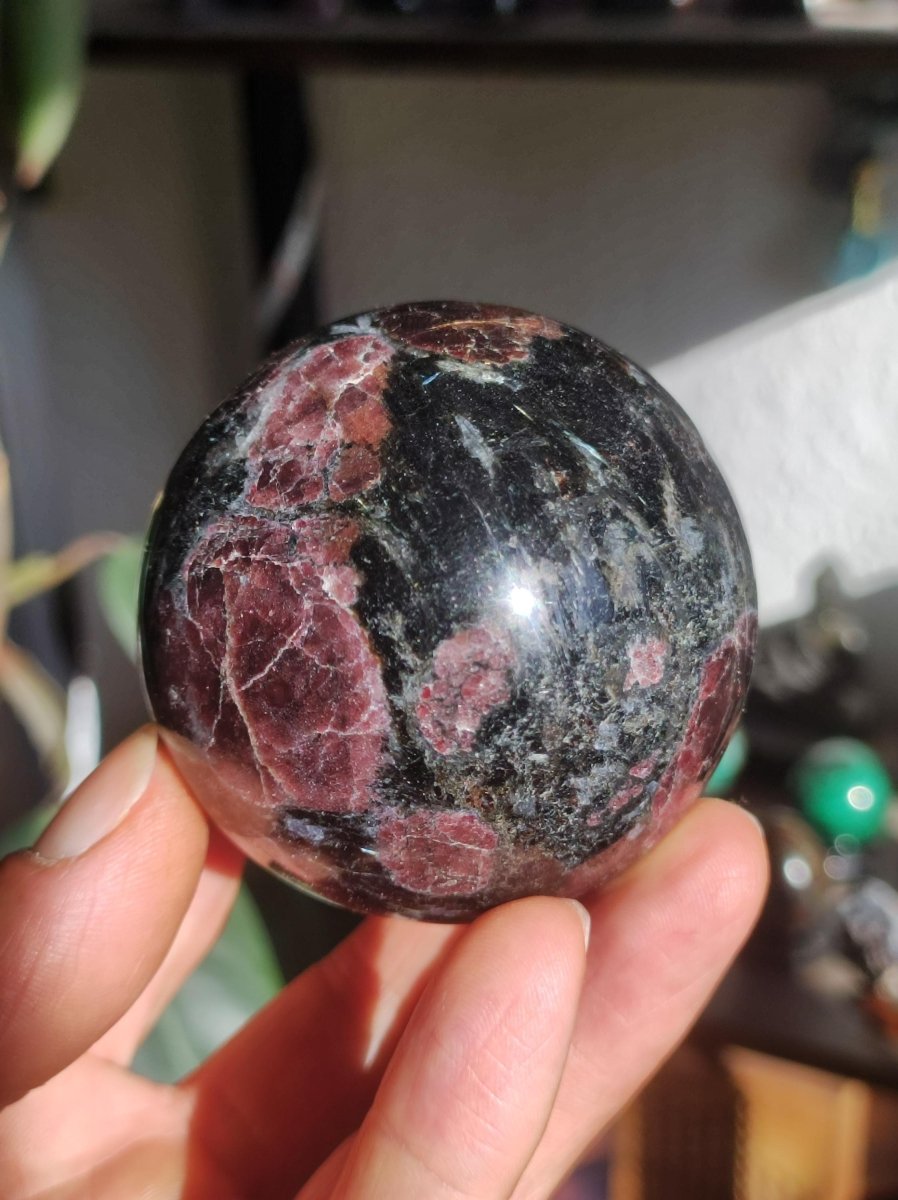 Granat in Astrophyllit ~ Magische Edelstein Kugel Massage & Deko Sphere Crystal Spielkugel Meditation ~HIPPIE ~GOA~Boho~Ethno~Heilstein - Art of Nature Berlin