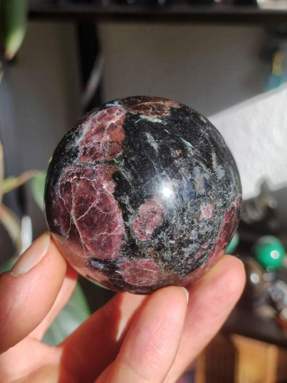 Granat in Astrophyllit ~ Magische Edelstein Kugel Massage & Deko Sphere Crystal Spielkugel Meditation ~HIPPIE ~GOA~Boho~Ethno~Heilstein - Art of Nature Berlin