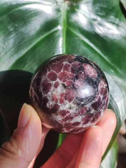 Granat in Astrophyllit ~ Magische Edelstein Kugel Massage & Deko Sphere Crystal Spielkugel Meditation ~HIPPIE ~GOA~Boho~Ethno~Heilstein - Art of Nature Berlin