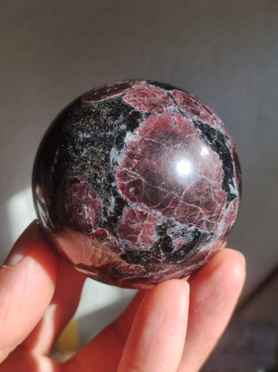 Granat in Astrophyllit ~ Magische Edelstein Kugel Massage & Deko Sphere Crystal Spielkugel Meditation ~HIPPIE ~GOA~Boho~Ethno~Heilstein - Art of Nature Berlin