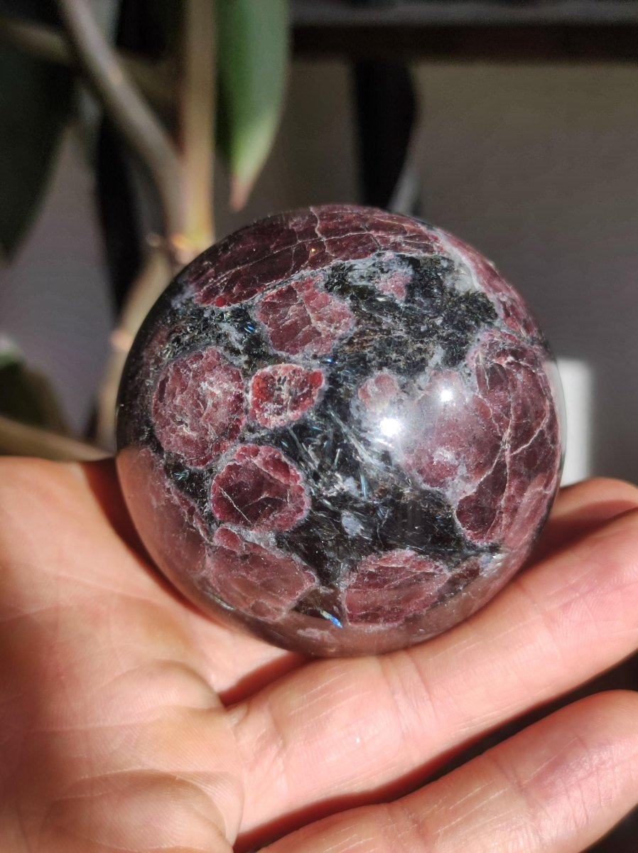 Granat in Astrophyllit ~ Magische Edelstein Kugel Massage & Deko Sphere Crystal Spielkugel Meditation ~HIPPIE ~GOA~Boho~Ethno~Heilstein - Art of Nature Berlin