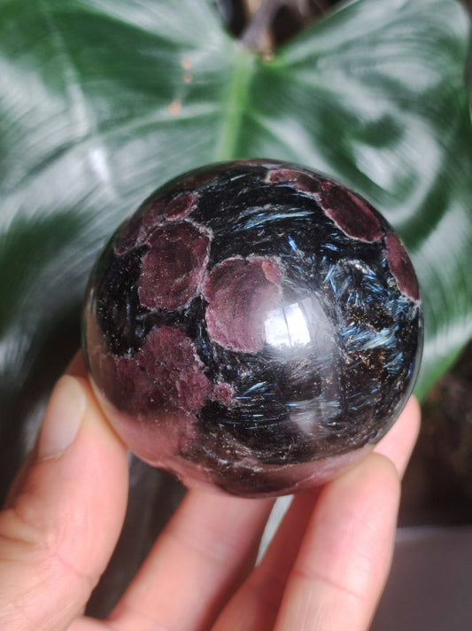 Granat in Astrophyllit ~ Magische Edelstein Kugel Massage & Deko Sphere Crystal Spielkugel Meditation ~HIPPIE ~GOA~Boho~Ethno~Heilstein - Art of Nature Berlin