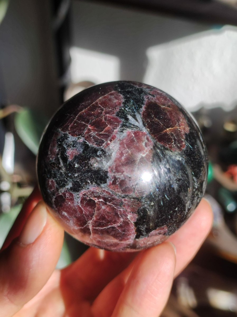 Granat in Astrophyllit ~ Magische Edelstein Kugel Massage & Deko Sphere Crystal Spielkugel Meditation ~HIPPIE ~GOA~Boho~Ethno~Heilstein - Art of Nature Berlin