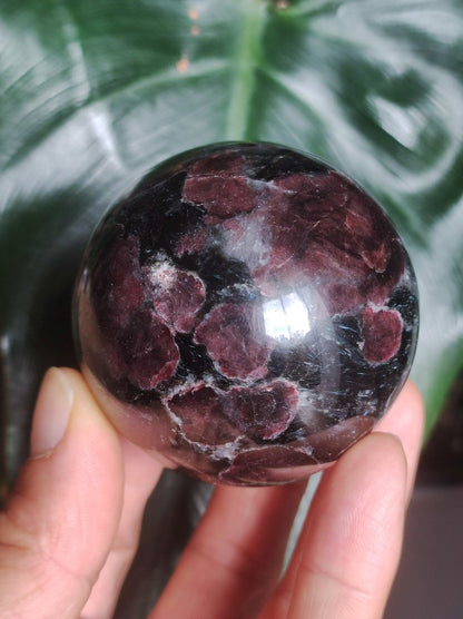 Granat in Astrophyllit ~ Magische Edelstein Kugel Massage & Deko Sphere Crystal Spielkugel Meditation ~HIPPIE ~GOA~Boho~Ethno~Heilstein - Art of Nature Berlin