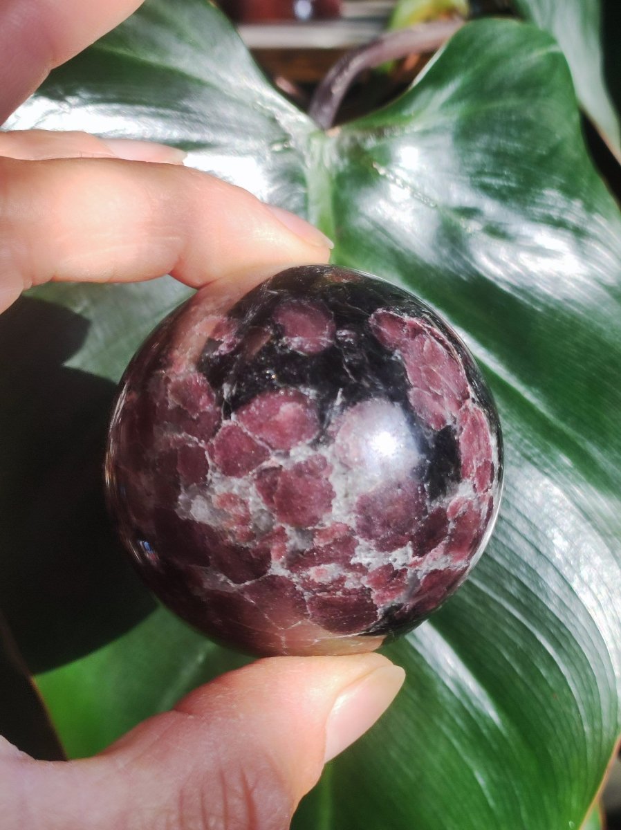 Granat in Astrophyllit ~ Magische Edelstein Kugel Massage & Deko Sphere Crystal Spielkugel Meditation ~HIPPIE ~GOA~Boho~Ethno~Heilstein - Art of Nature Berlin