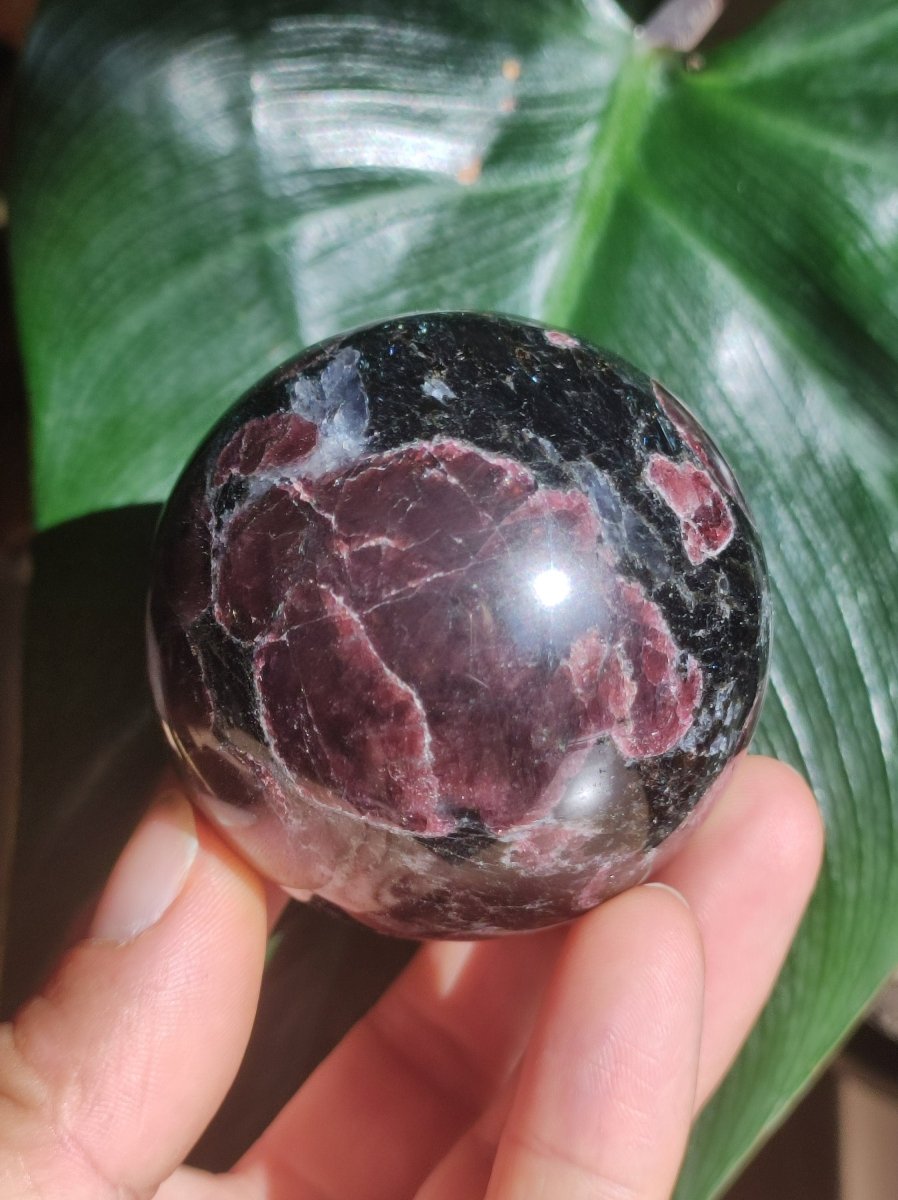 Granat in Astrophyllit ~ Magische Edelstein Kugel Massage & Deko Sphere Crystal Spielkugel Meditation ~HIPPIE ~GOA~Boho~Ethno~Heilstein - Art of Nature Berlin