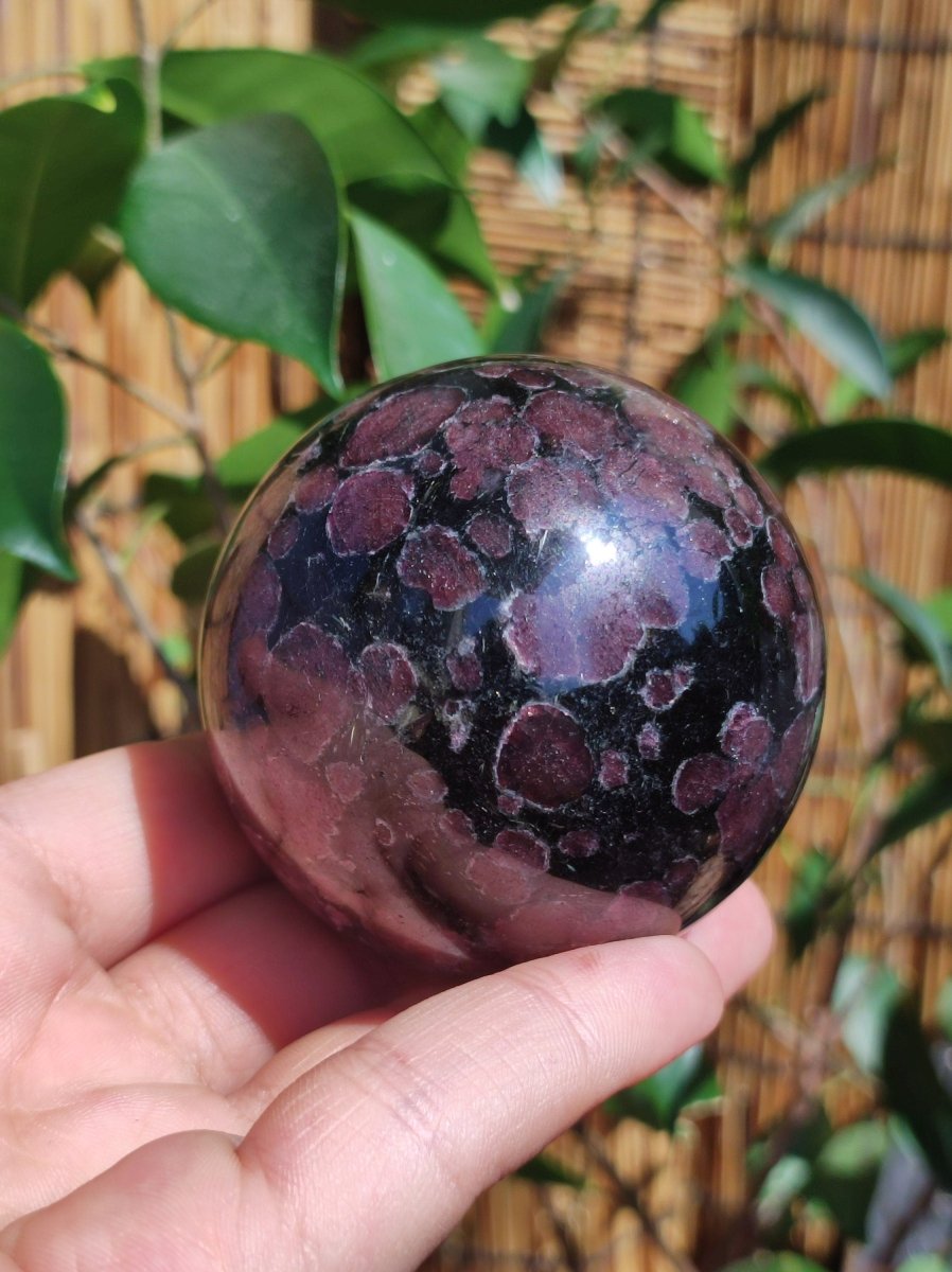 Granat in Astrophyllit ~ Magische Edelstein Kugel Massage & Deko Sphere Crystal Spielkugel Meditation ~HIPPIE ~GOA~Boho~Ethno~Heilstein - Art of Nature Berlin