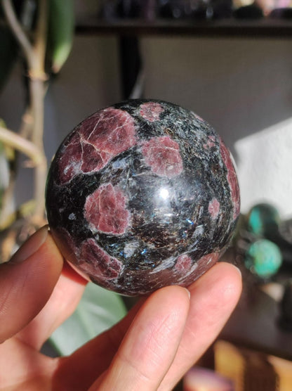 Granat in Astrophyllit ~ Magische Edelstein Kugel Massage & Deko Sphere Crystal Spielkugel Meditation ~HIPPIE ~GOA~Boho~Ethno~Heilstein - Art of Nature Berlin