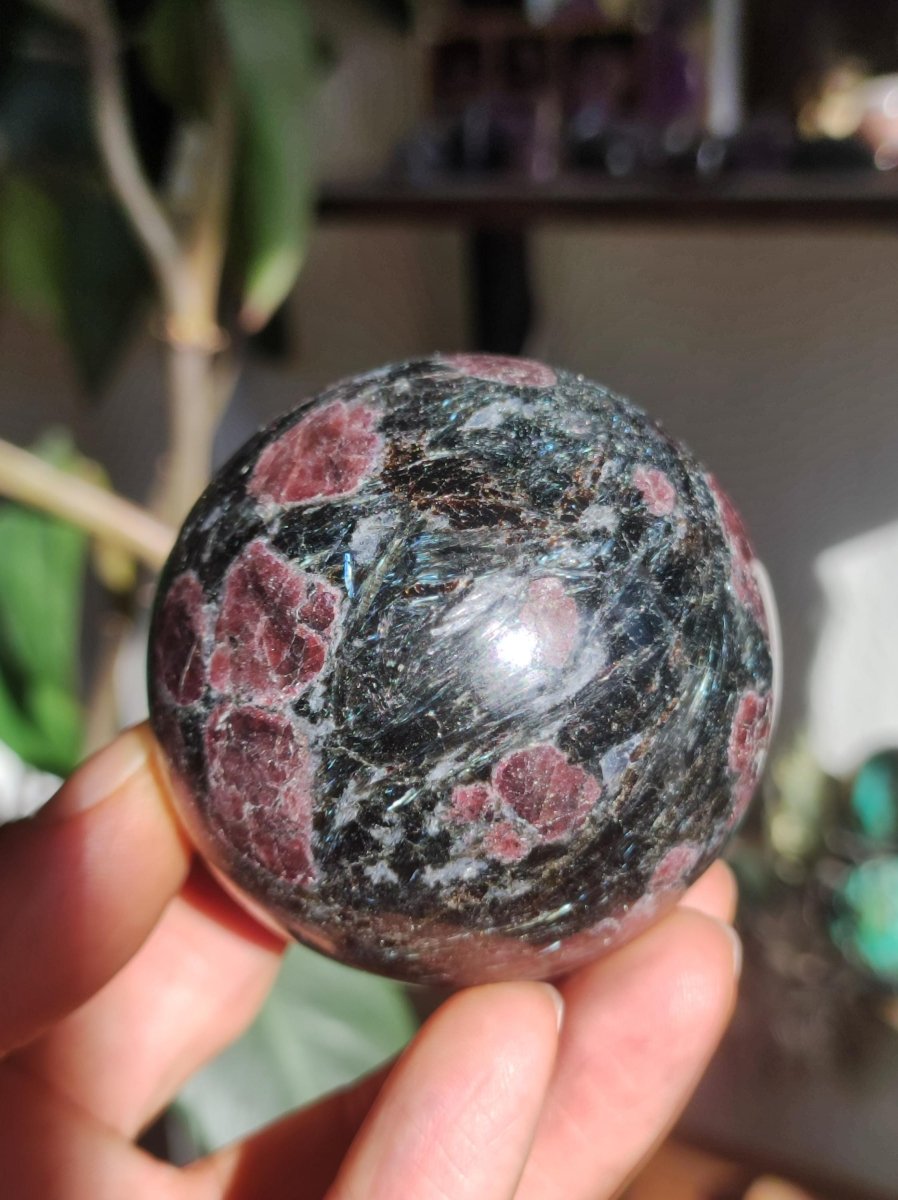 Granat in Astrophyllit ~ Magische Edelstein Kugel Massage & Deko Sphere Crystal Spielkugel Meditation ~HIPPIE ~GOA~Boho~Ethno~Heilstein - Art of Nature Berlin