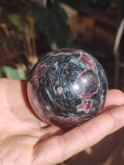 Granat in Astrophyllit ~ Magische Edelstein Kugel Massage & Deko Sphere Crystal Spielkugel Meditation ~HIPPIE ~GOA~Boho~Ethno~Heilstein - Art of Nature Berlin