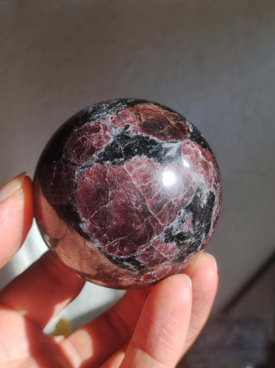 Granat in Astrophyllit ~ Magische Edelstein Kugel Massage & Deko Sphere Crystal Spielkugel Meditation ~HIPPIE ~GOA~Boho~Ethno~Heilstein - Art of Nature Berlin