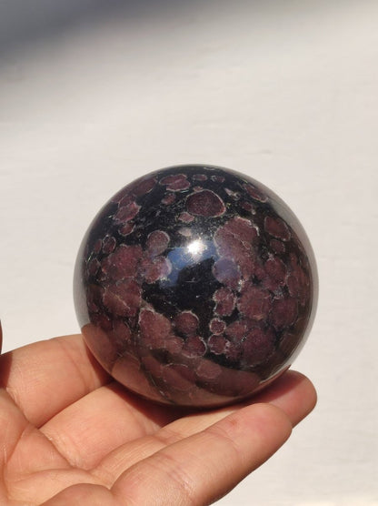 Granat in Astrophyllit ~ Magische Edelstein Kugel Massage & Deko Sphere Crystal Spielkugel Meditation ~HIPPIE ~GOA~Boho~Ethno~Heilstein - Art of Nature Berlin