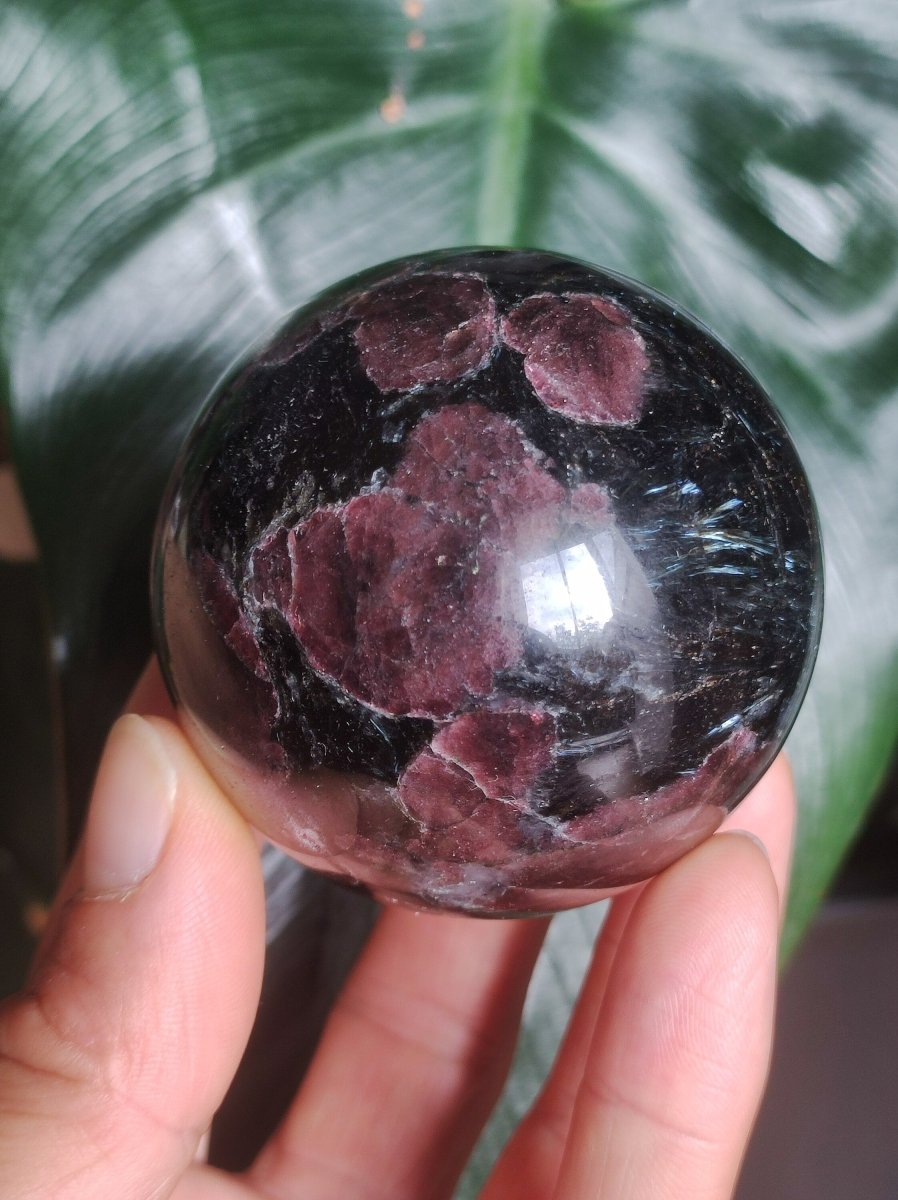 Granat in Astrophyllit ~ Magische Edelstein Kugel Massage & Deko Sphere Crystal Spielkugel Meditation ~HIPPIE ~GOA~Boho~Ethno~Heilstein - Art of Nature Berlin