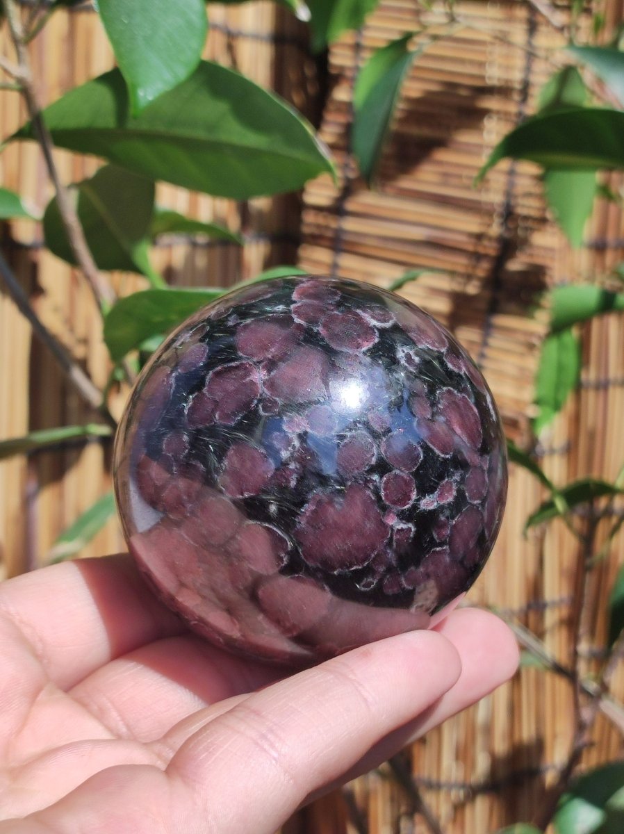 Granat in Astrophyllit ~ Magische Edelstein Kugel Massage & Deko Sphere Crystal Spielkugel Meditation ~HIPPIE ~GOA~Boho~Ethno~Heilstein - Art of Nature Berlin