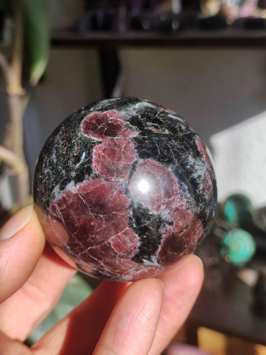 Granat in Astrophyllit ~ Magische Edelstein Kugel Massage & Deko Sphere Crystal Spielkugel Meditation ~HIPPIE ~GOA~Boho~Ethno~Heilstein - Art of Nature Berlin