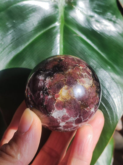 Granat in Astrophyllit ~ Magische Edelstein Kugel Massage & Deko Sphere Crystal Spielkugel Meditation ~HIPPIE ~GOA~Boho~Ethno~Heilstein - Art of Nature Berlin