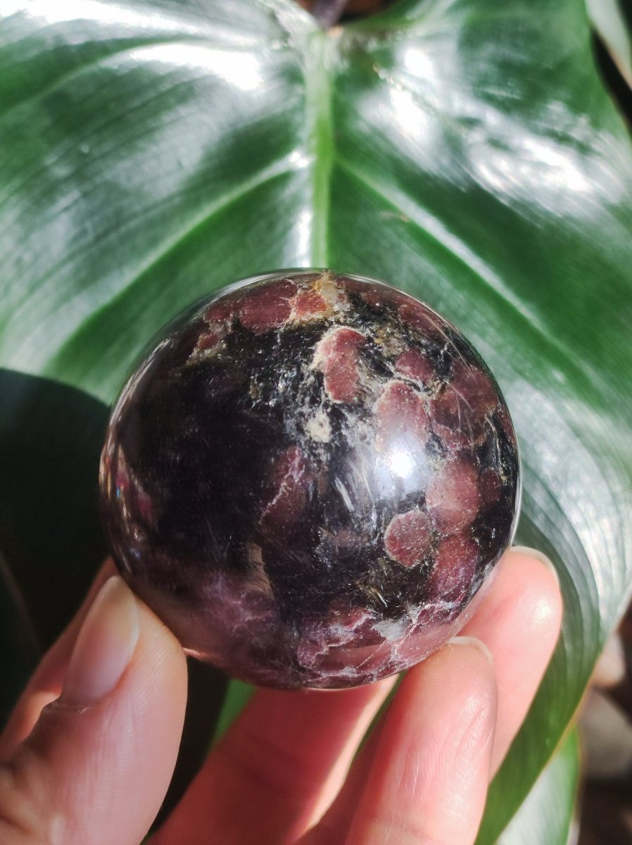 Granat in Astrophyllit ~ Magische Edelstein Kugel Massage & Deko Sphere Crystal Spielkugel Meditation ~HIPPIE ~GOA~Boho~Ethno~Heilstein - Art of Nature Berlin