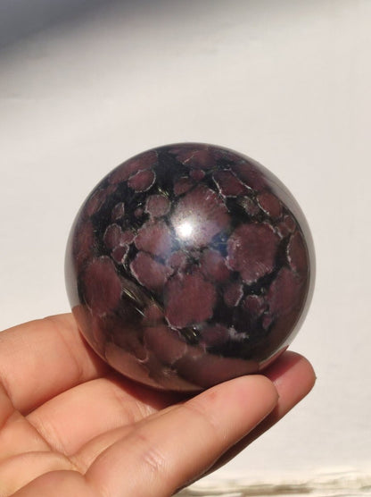 Granat in Astrophyllit ~ Magische Edelstein Kugel Massage & Deko Sphere Crystal Spielkugel Meditation ~HIPPIE ~GOA~Boho~Ethno~Heilstein - Art of Nature Berlin