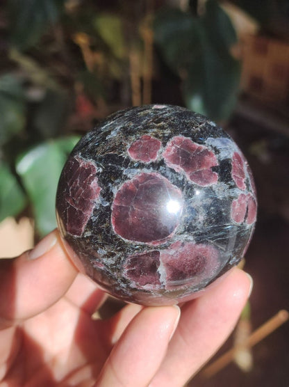 Granat in Astrophyllit ~ Magische Edelstein Kugel Massage & Deko Sphere Crystal Spielkugel Meditation ~HIPPIE ~GOA~Boho~Ethno~Heilstein - Art of Nature Berlin