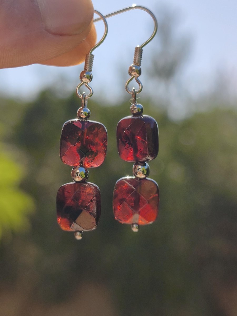 Granat Ohrringe aus Vintage Perlen 90er facettiert quadratisch 10mm rot echter Granat Silber Heilstein Rarität Schmuck Frau Sie Geschenk - Art of Nature Berlin