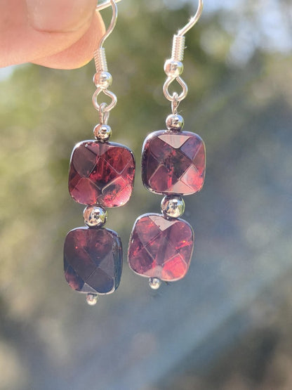 Granat Ohrringe aus Vintage Perlen 90er facettiert quadratisch 10mm rot echter Granat Silber Heilstein Rarität Schmuck Frau Sie Geschenk - Art of Nature Berlin