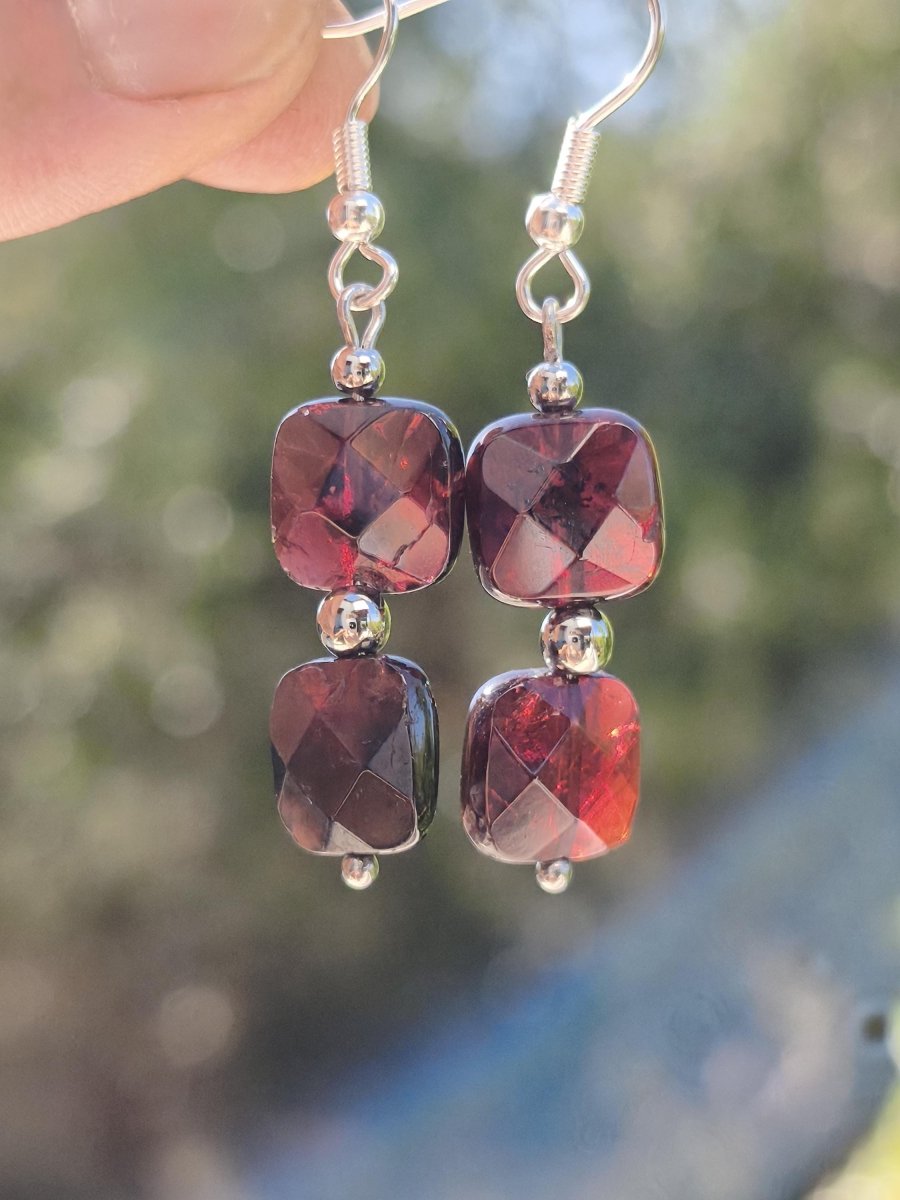 Granat Ohrringe aus Vintage Perlen 90er facettiert quadratisch 10mm rot echter Granat Silber Heilstein Rarität Schmuck Frau Sie Geschenk - Art of Nature Berlin