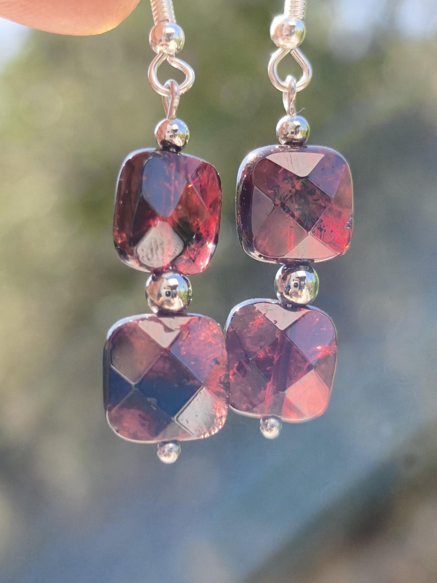 Granat Ohrringe aus Vintage Perlen 90er facettiert quadratisch 10mm rot echter Granat Silber Heilstein Rarität Schmuck Frau Sie Geschenk - Art of Nature Berlin