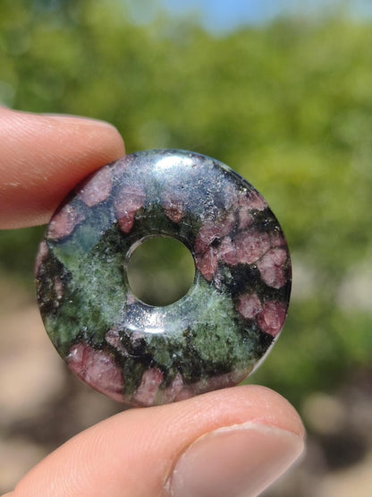 Granat-Pyroxenit 30mm Donut Edelstein Kette Rarität selten Schutzsymbol Heilstein Kristall HIPPIE Boho Tibet Ethno Mann Frau Geschenk Er Sie - Art of Nature Berlin