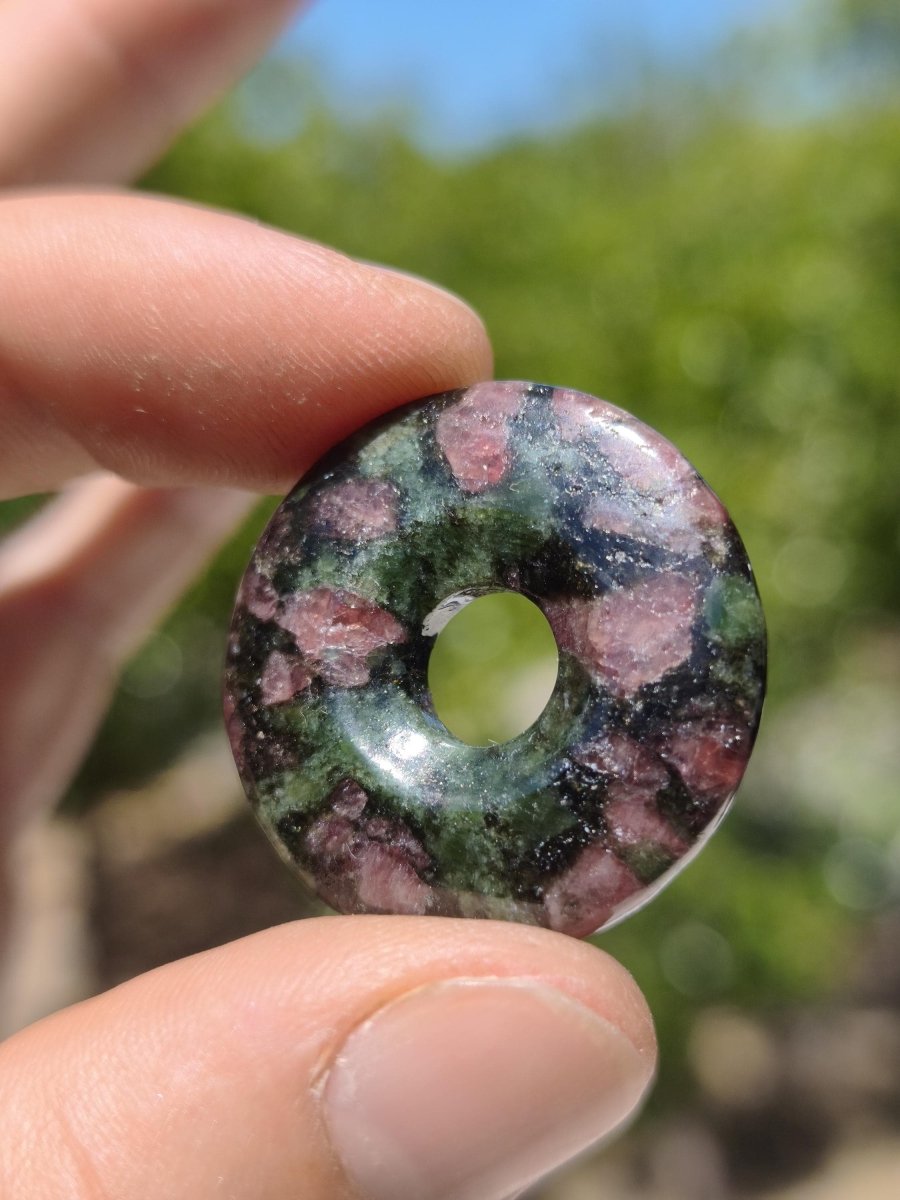 Granat-Pyroxenit 30mm Donut Edelstein Kette Rarität selten Schutzsymbol Heilstein Kristall HIPPIE Boho Tibet Ethno Mann Frau Geschenk Er Sie - Art of Nature Berlin