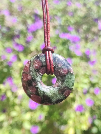 Granat-Pyroxenit 30mm Donut Edelstein Kette Rarität selten Schutzsymbol Heilstein Kristall HIPPIE Boho Tibet Ethno Mann Frau Geschenk Er Sie - Art of Nature Berlin
