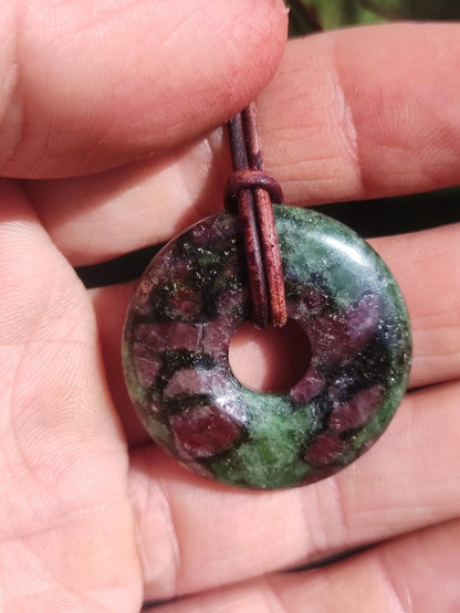 Granat-Pyroxenit 30mm Donut Edelstein Kette Rarität selten Schutzsymbol Heilstein Kristall HIPPIE Boho Tibet Ethno Mann Frau Geschenk Er Sie - Art of Nature Berlin