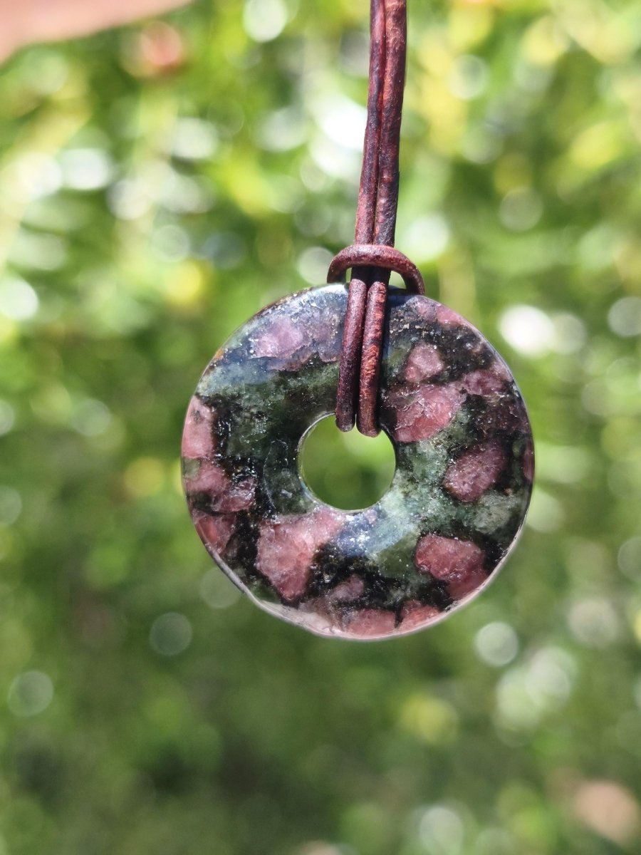 Granat-Pyroxenit 30mm Donut Edelstein Kette Rarität selten Schutzsymbol Heilstein Kristall HIPPIE Boho Tibet Ethno Mann Frau Geschenk Er Sie - Art of Nature Berlin